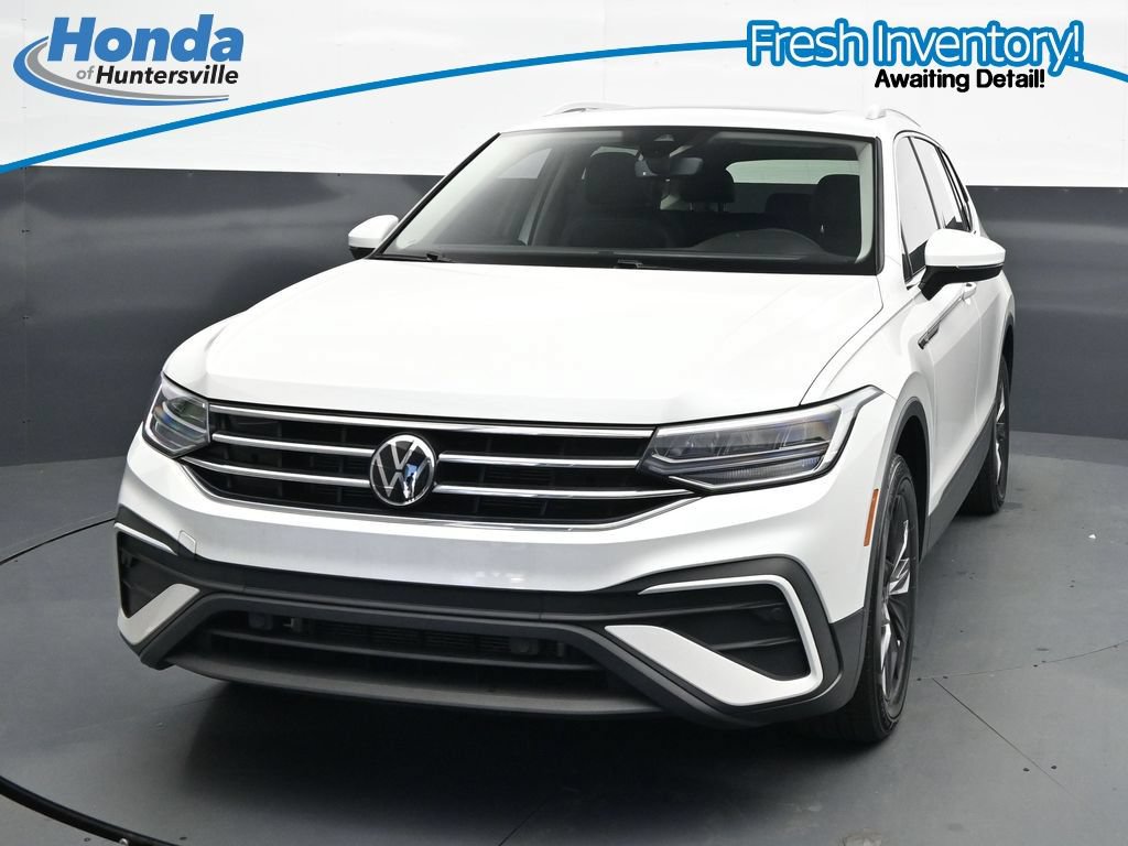 Used 2023 Volkswagen Tiguan SE w/ Panoramic Sunroof Package FWD image 4