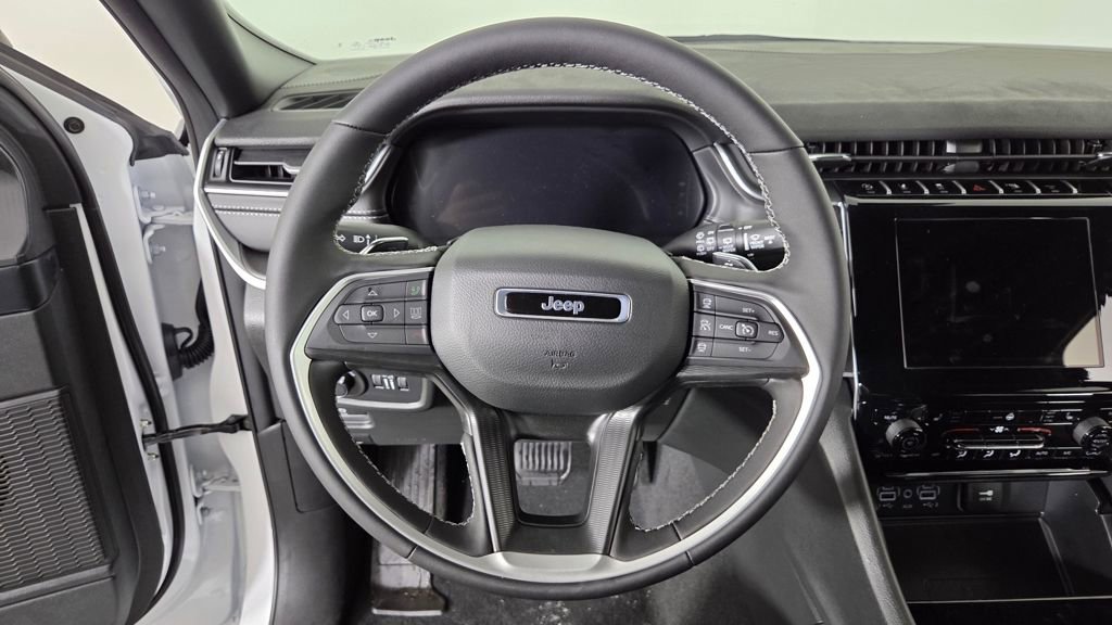 New 2025 Jeep Grand Cherokee Laredo w/ Luxury Tech Group I image 16