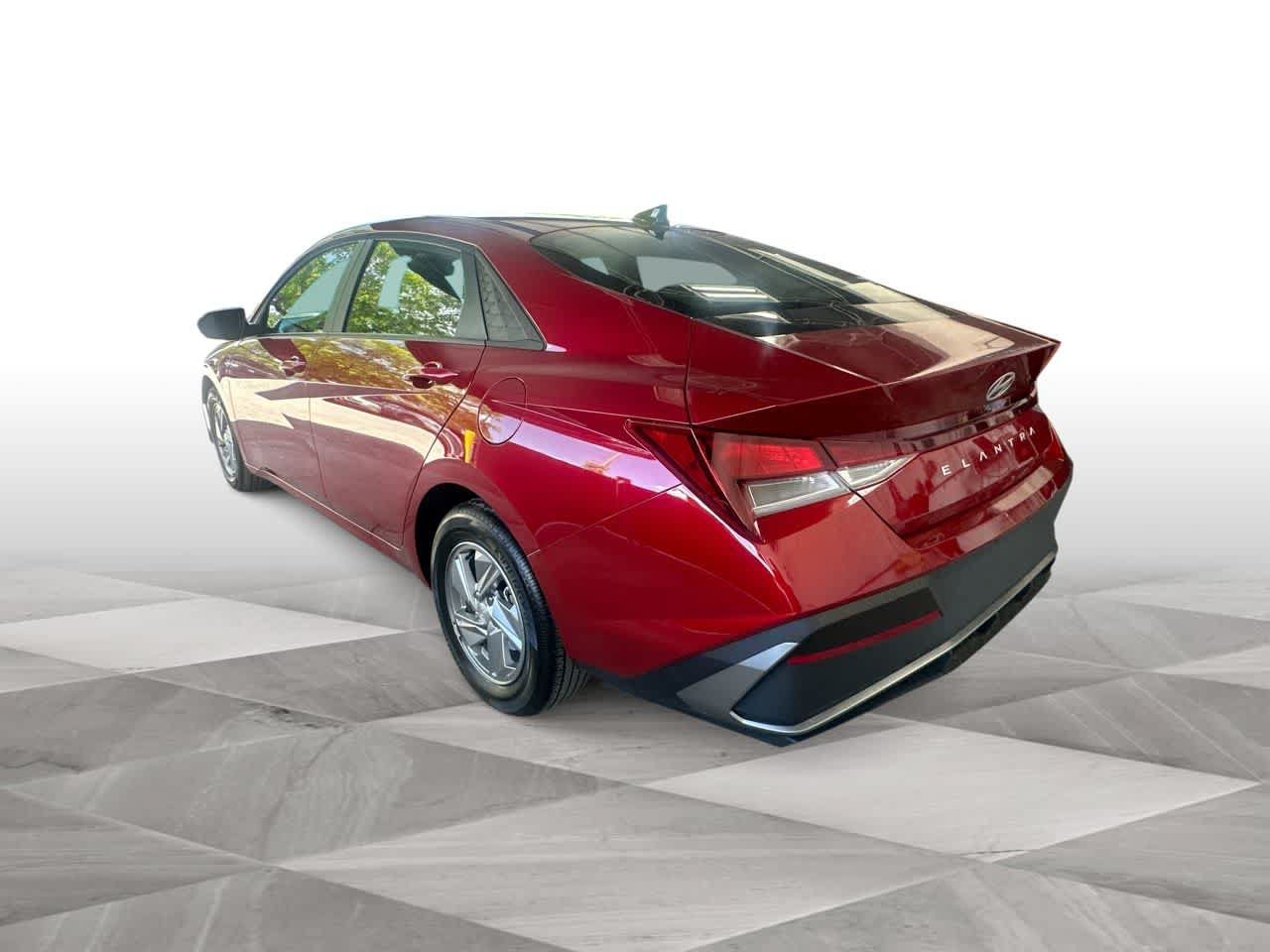 Used 2026 Hyundai Elantra SE FWD image 6