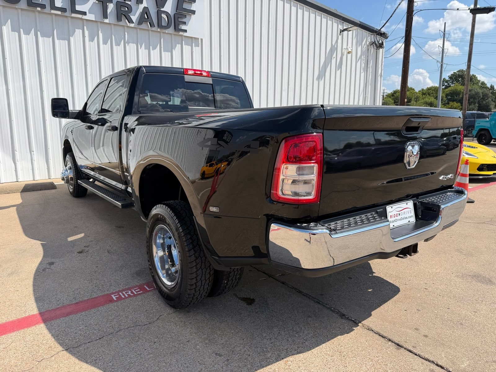 Used 2024 RAM 3500 Tradesman w/ Chrome Appearance Group AWD/4WD image 4