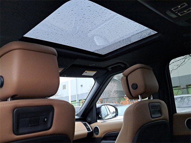 Used 2024 Land Rover Discovery Metropolitan Edition image 13