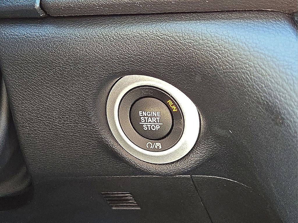 Used 2025 Chrysler Pacifica Select image 30