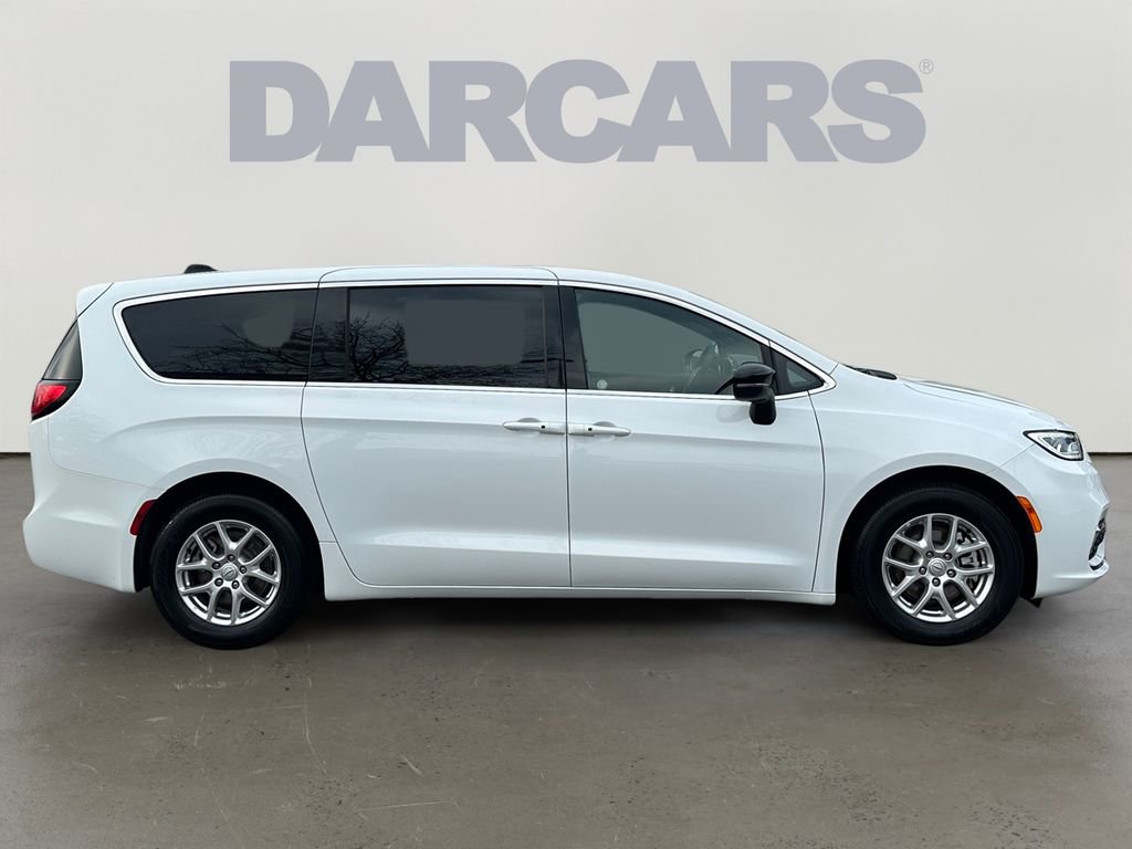 Used 2025 Chrysler Pacifica Select FWD image 8