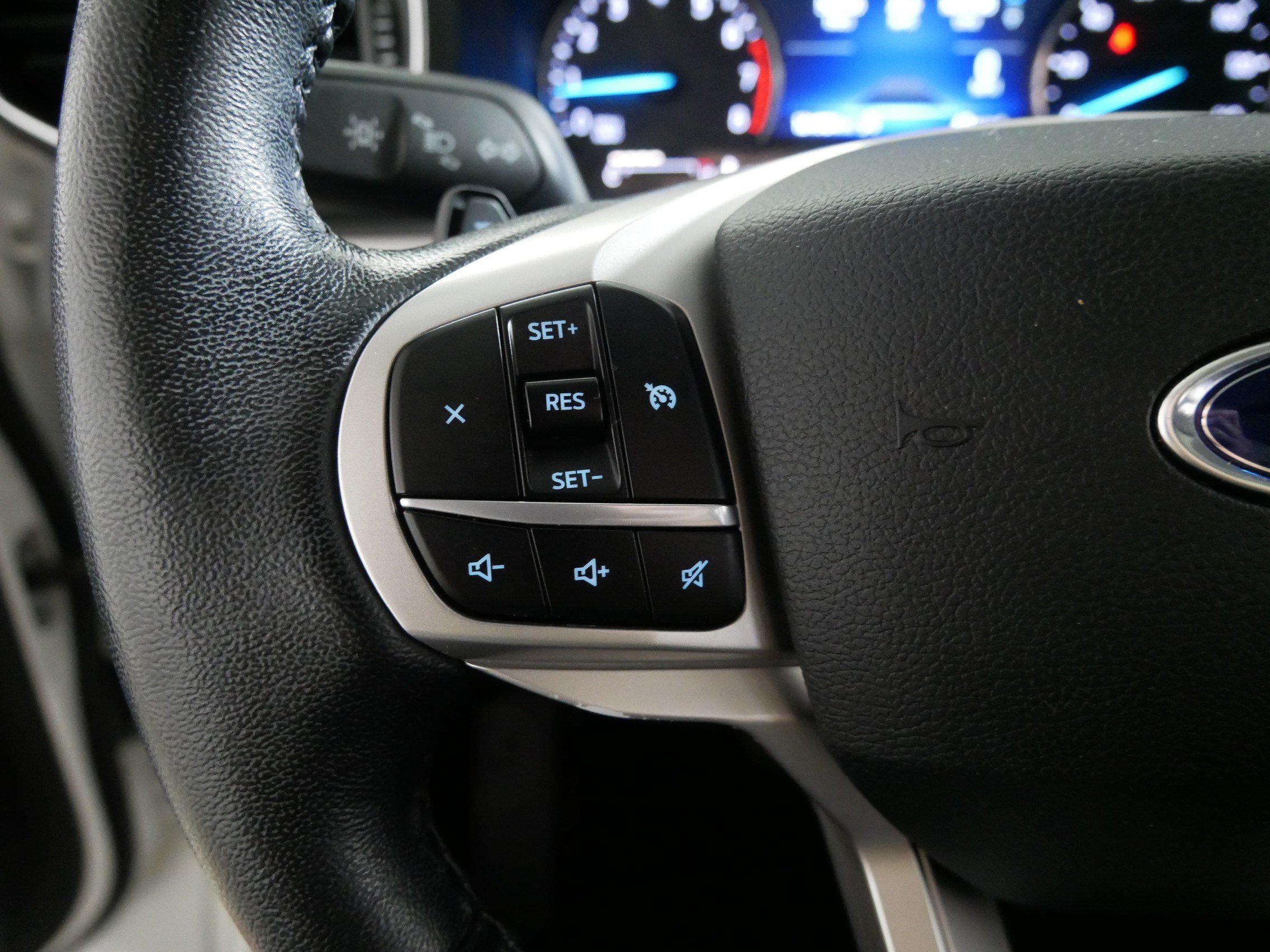 Used 2020 Ford Explorer XLT w/ Equipment Group 202A AWD/4WD image 27
