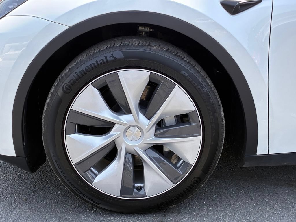 Used 2024 Tesla Model Y Long Range AWD/4WD image 45