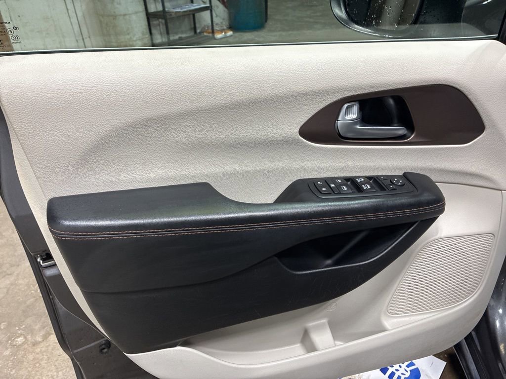 Used 2017 Chrysler Pacifica LX image 7