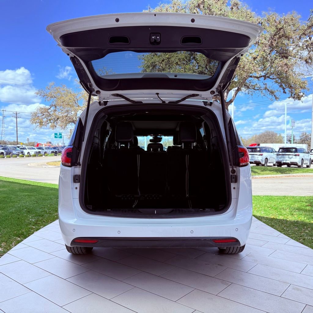 Used 2025 Chrysler Pacifica Limited image 32