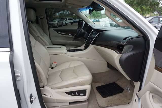Used 2019 Cadillac Escalade ESV Luxury RWD image 3