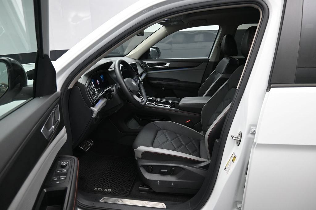 Used 2024 Volkswagen Atlas Peak Edition SE AWD/4WD image 9