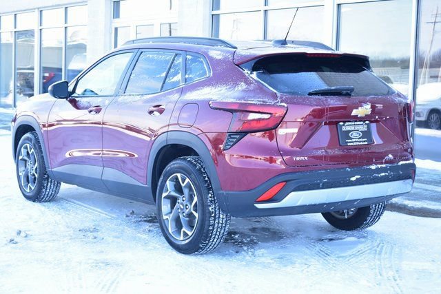 Used 2025 Chevrolet Trax LT w/ LT Convenience Package image 4