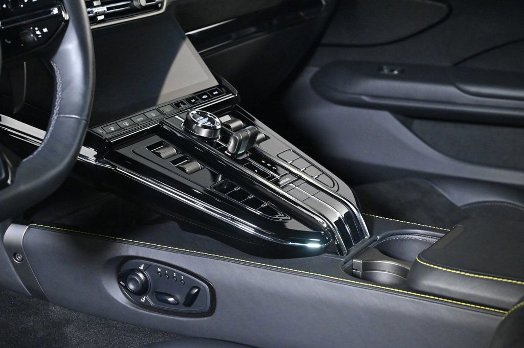 Used 2025 Aston Martin V8 Vantage Coupe image 19