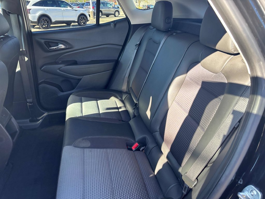 Used 2024 Chevrolet Trax LT w/ LT Convenience Package FWD image 21