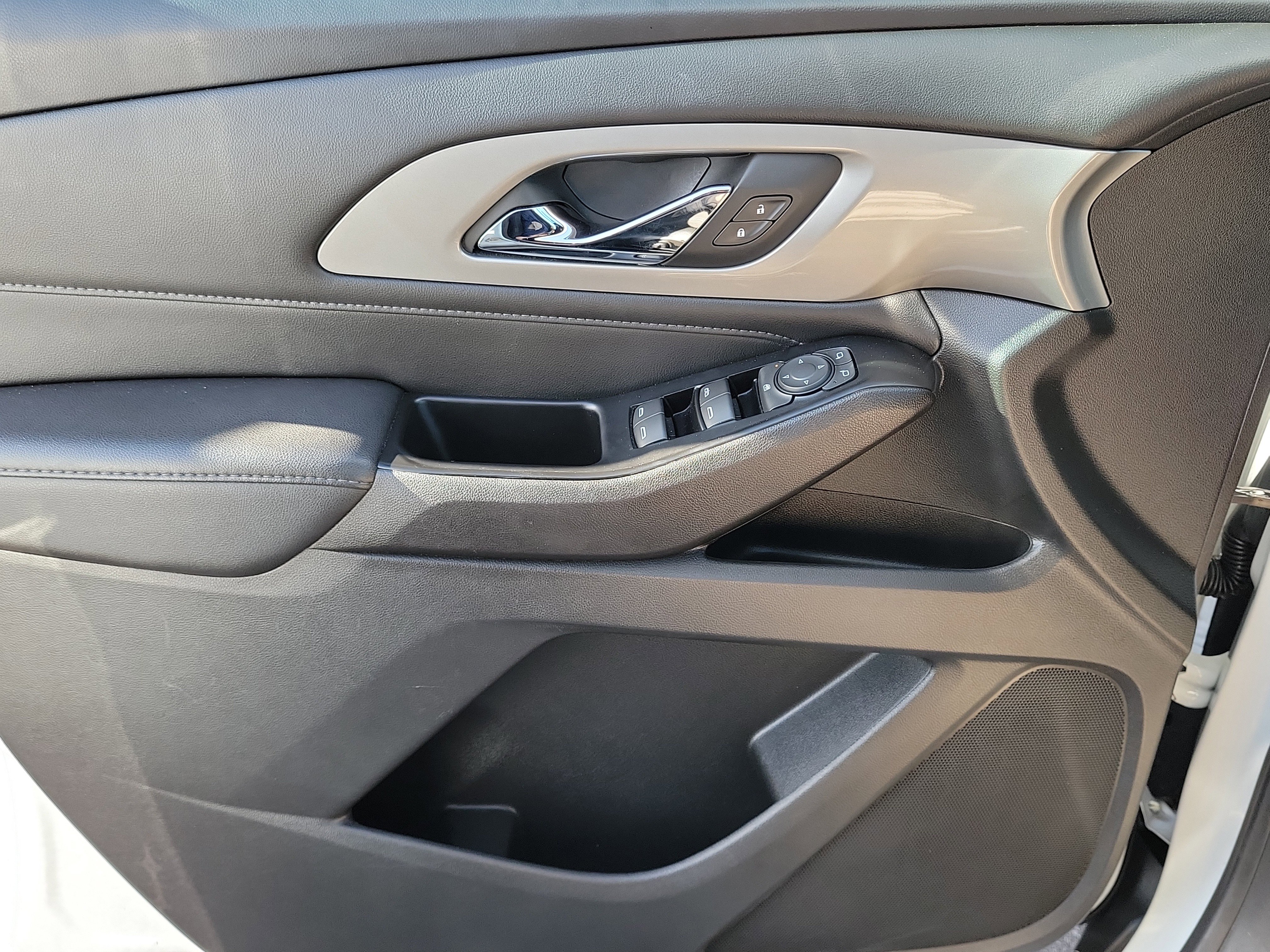 Used 2023 Chevrolet Traverse LT image 24