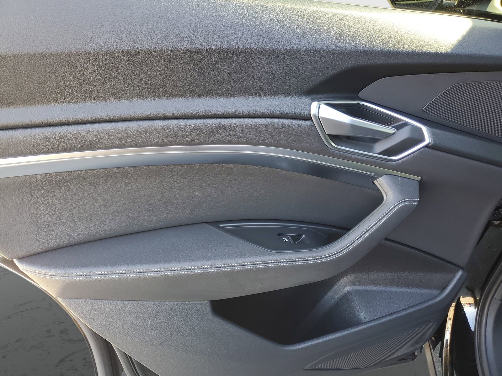 Used 2023 Audi e-tron Premium image 16