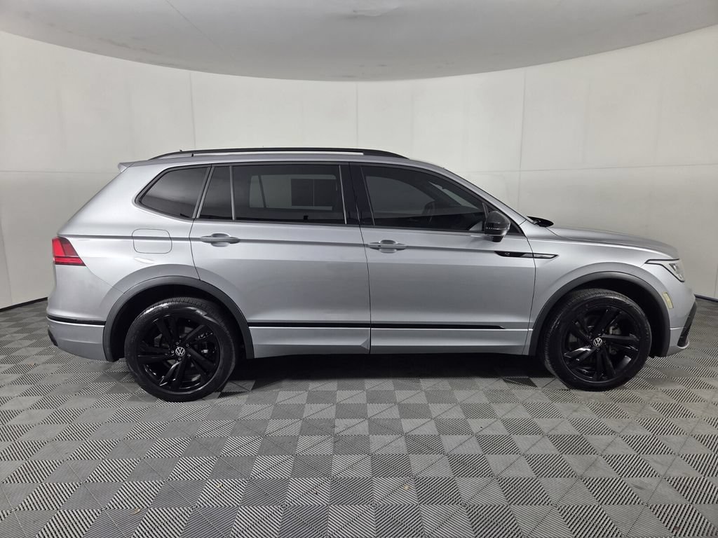 Used 2024 Volkswagen Tiguan SE R-Line AWD/4WD image 4
