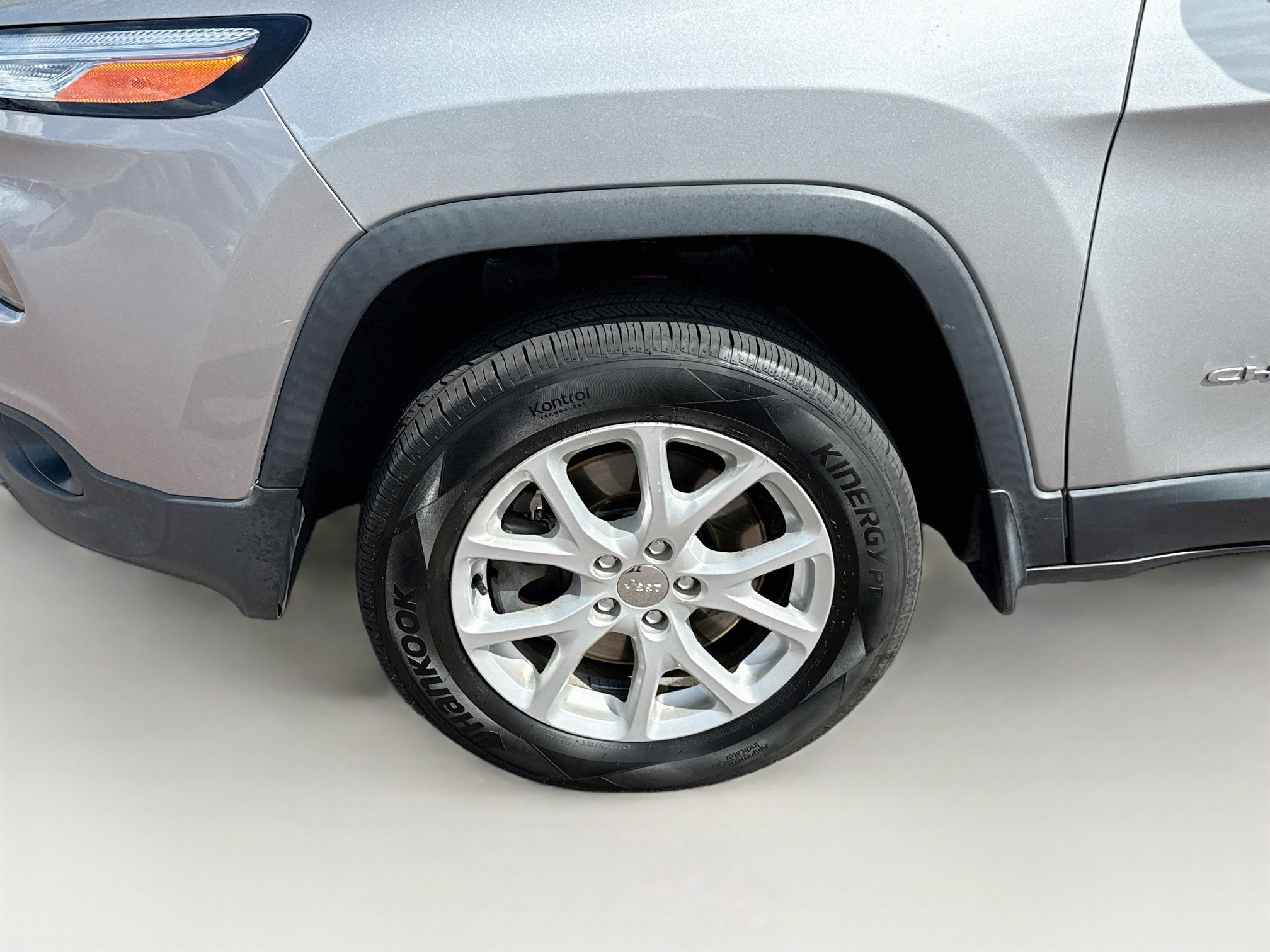Used 2017 Jeep Cherokee Latitude AWD/4WD image 11