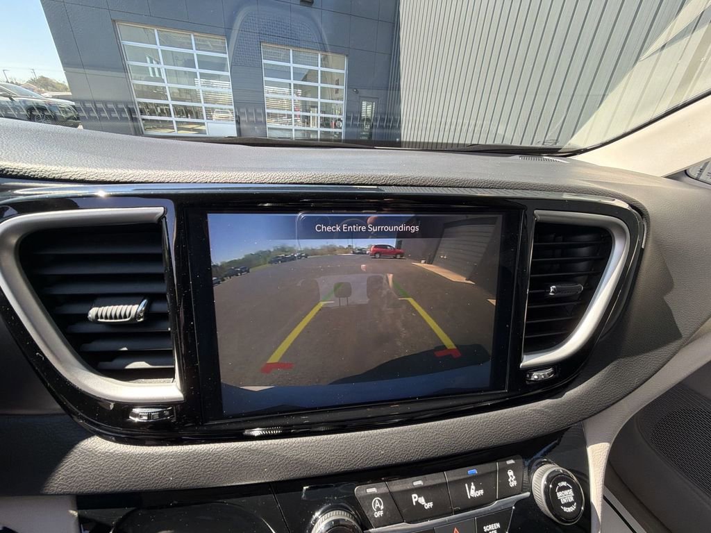 Used 2024 Chrysler Pacifica Touring-L FWD image 17