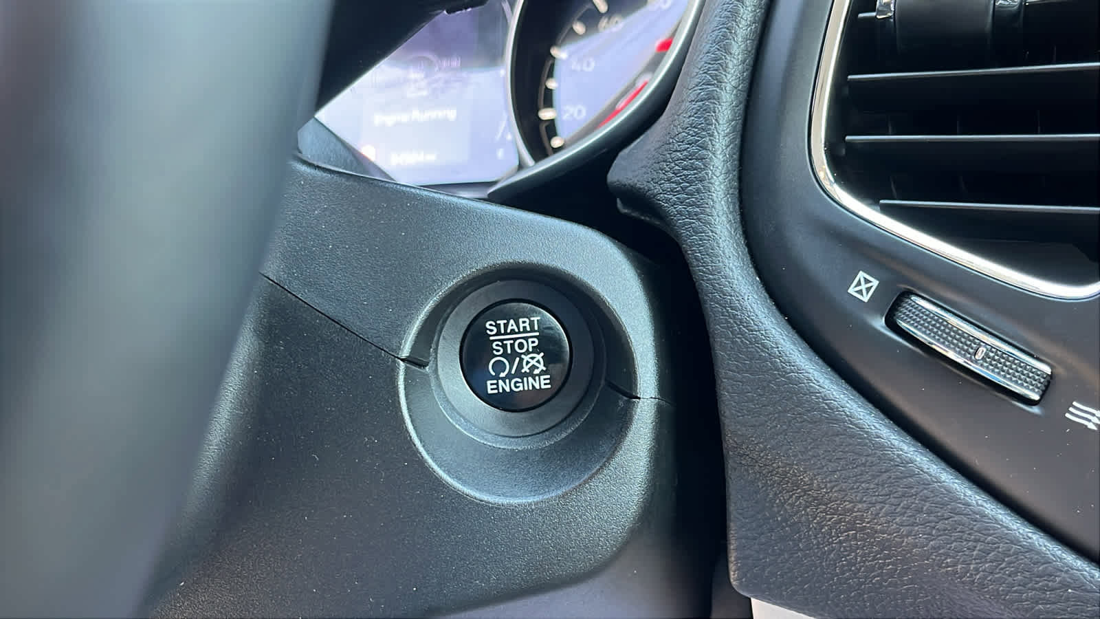 Used 2017 Jeep Compass Latitude w/ Cold Weather Group image 19