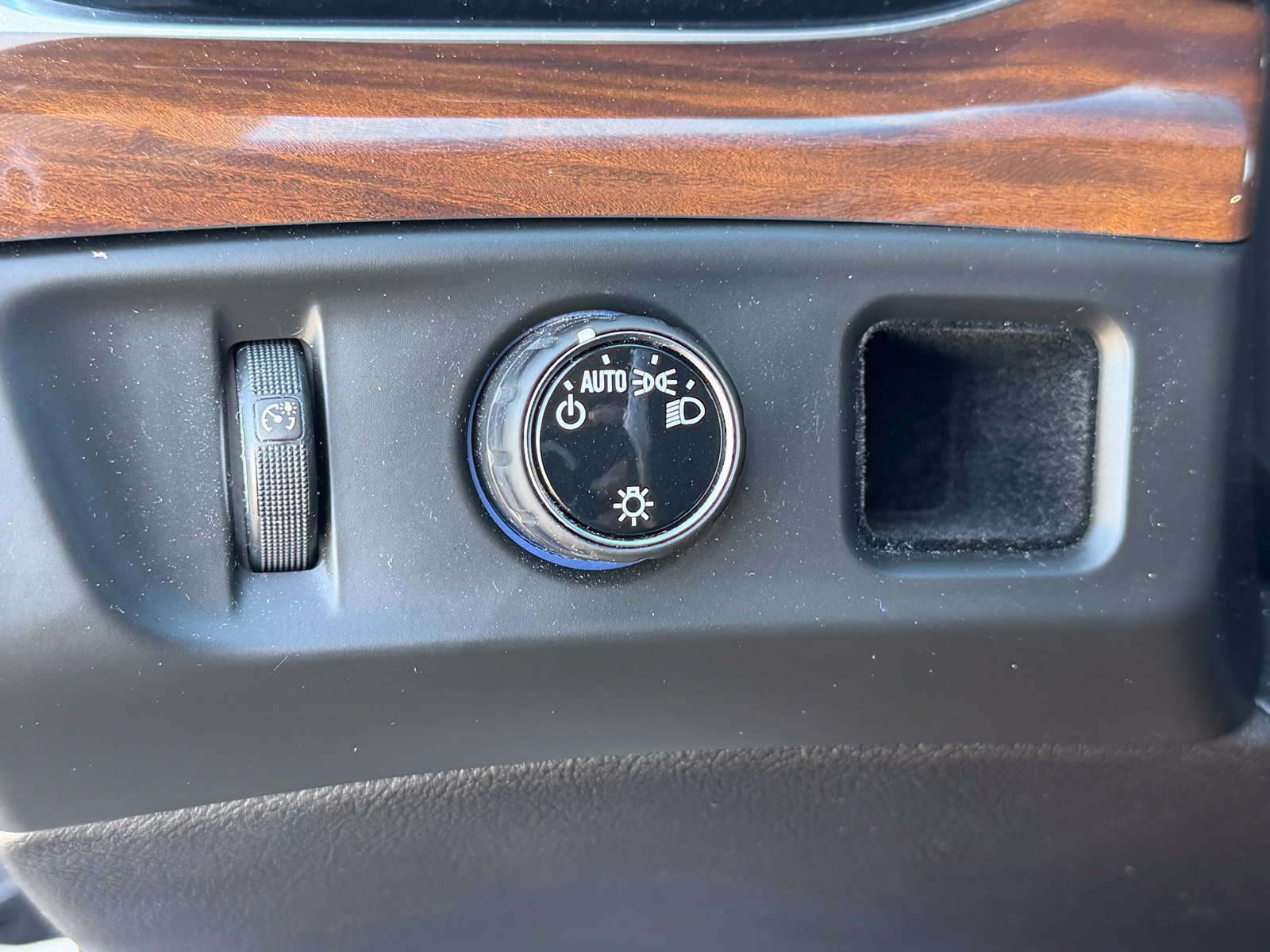 Used 2020 Cadillac Escalade Luxury RWD image 24