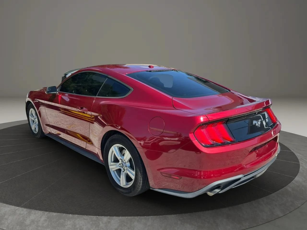 Used 2019 Ford Mustang Coupe RWD image 3