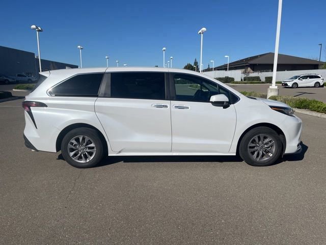 Used 2023 Toyota Sienna XLE image 4