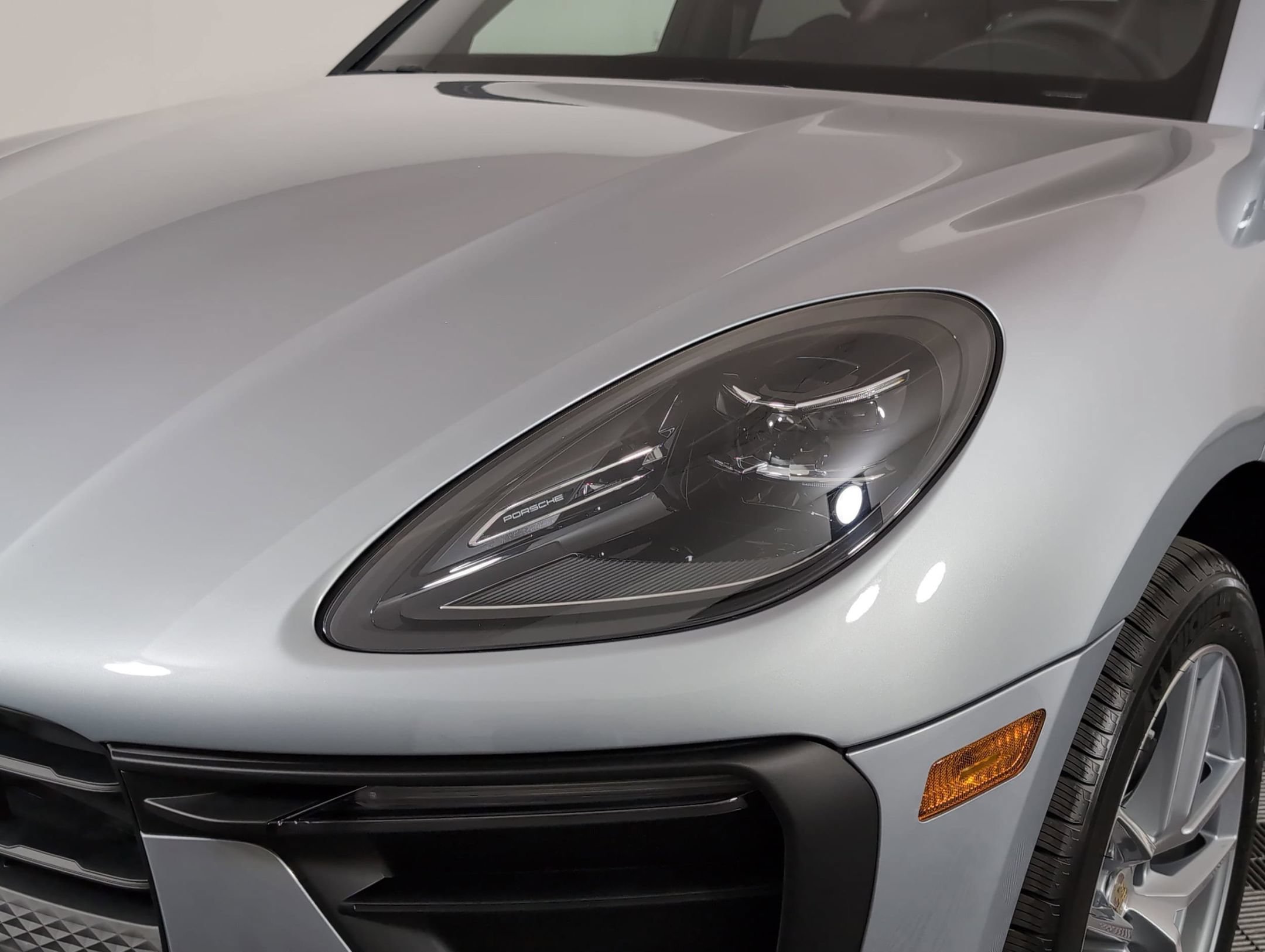Certified 2025 Porsche Macan AWD/4WD image 13