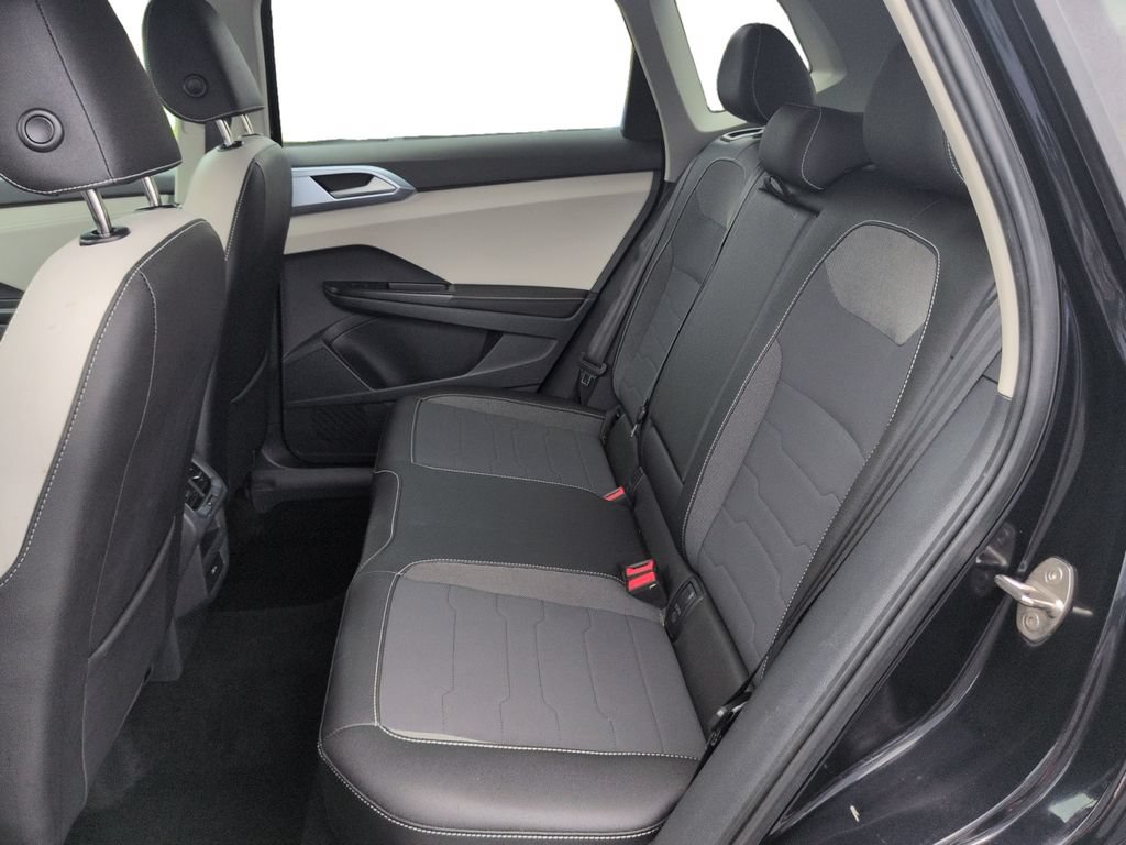 Used 2025 Volkswagen Taos SE FWD image 25