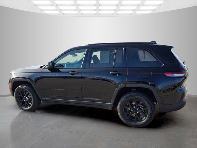 Used 2025 Jeep Grand Cherokee Altitude AWD/4WD image 9