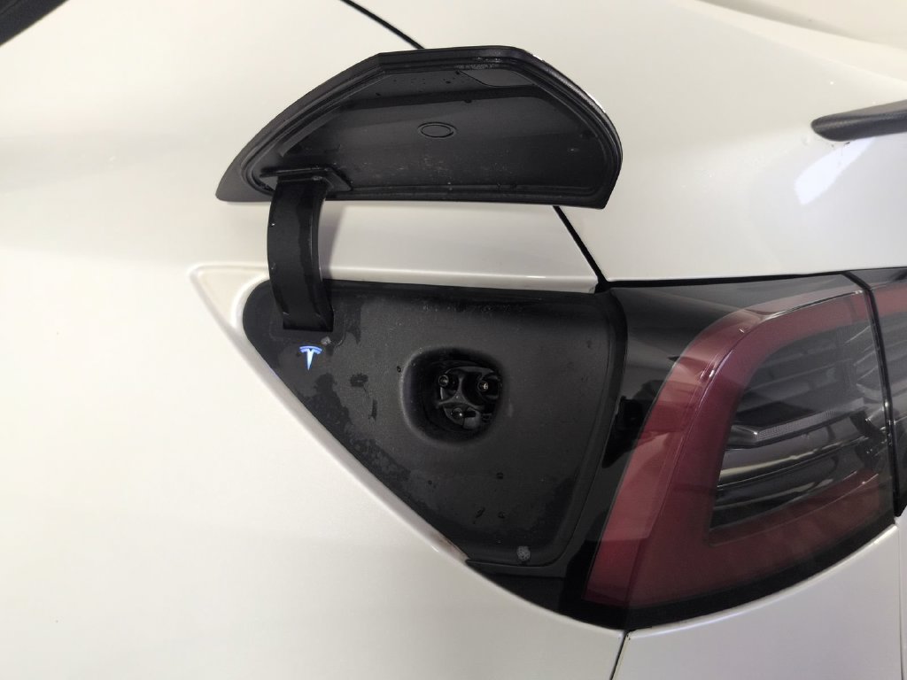 Used 2024 Tesla Model Y Performance AWD/4WD image 18