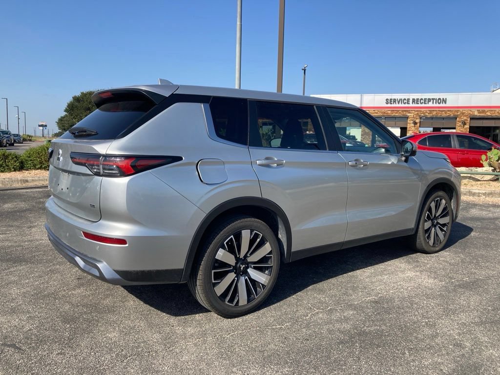 Used 2025 Mitsubishi Outlander SE FWD image 4