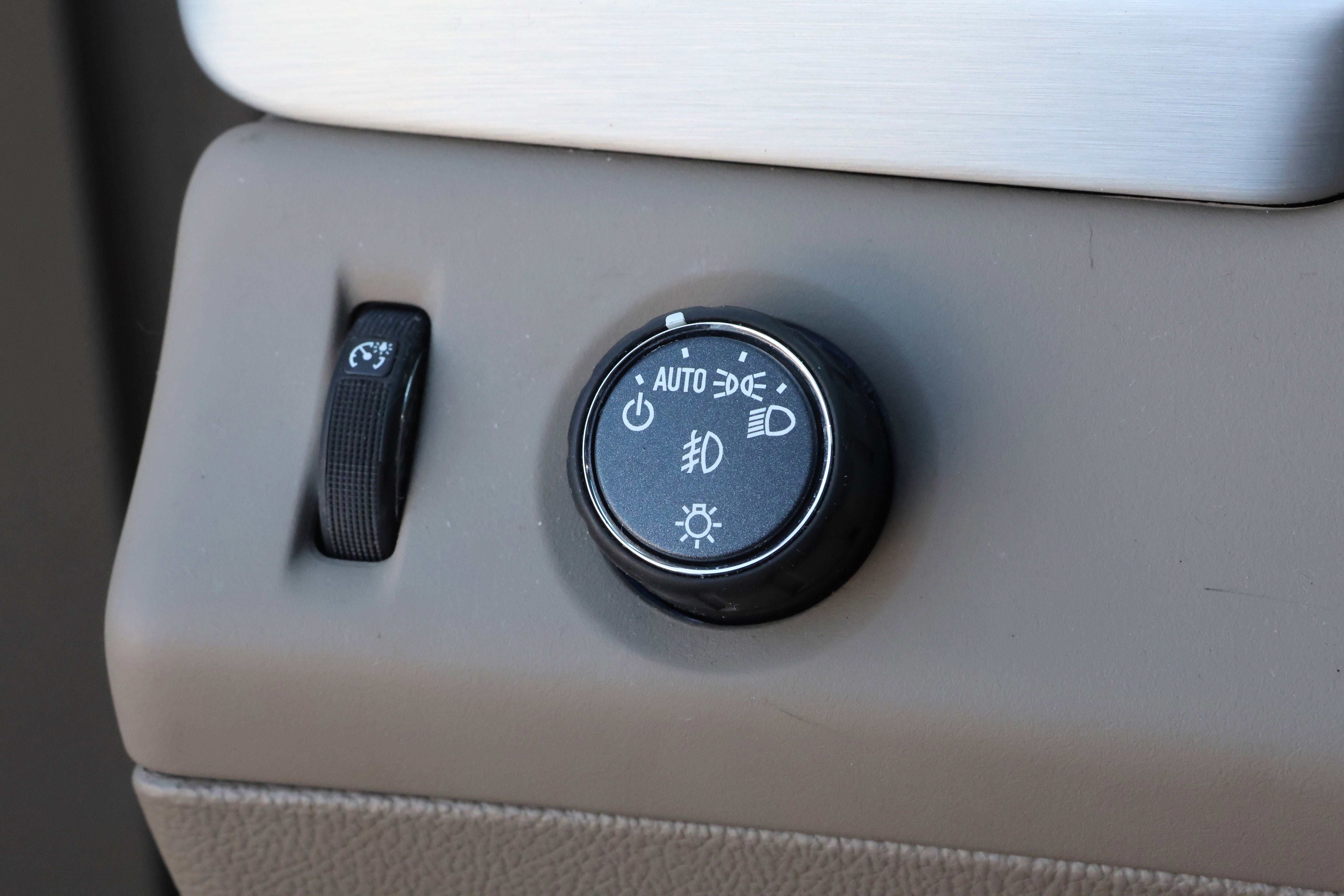 Used 2018 GMC Yukon SLT w/ Open Road Package image 16