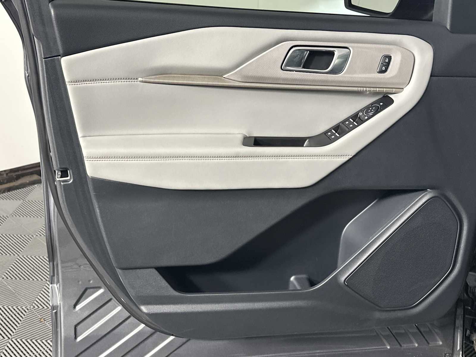 Used 2025 Ford Explorer Active w/ Active Comfort Package RWD image 9