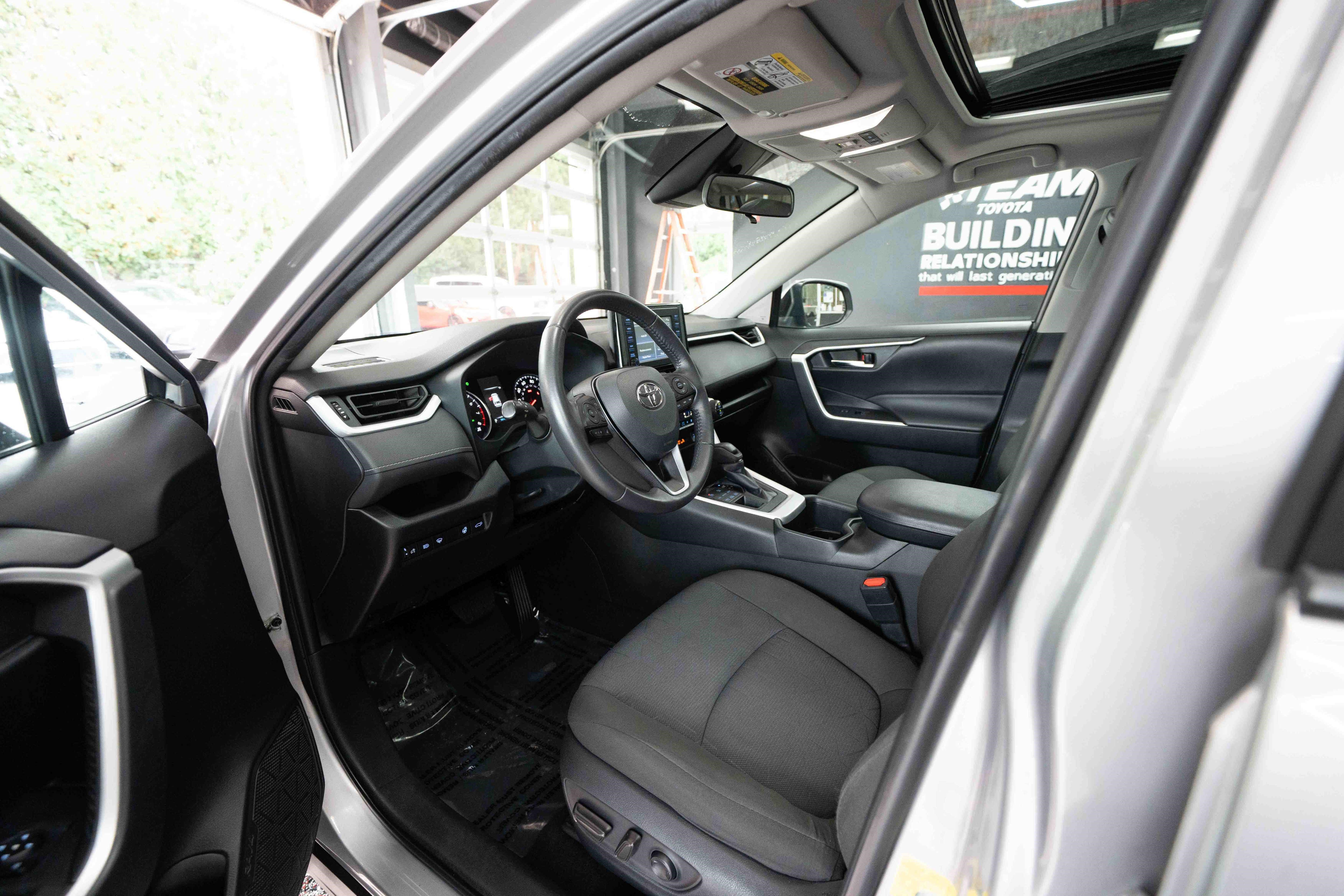 Used 2022 Toyota RAV4 XLE w/ Convenience Package AWD/4WD image 8