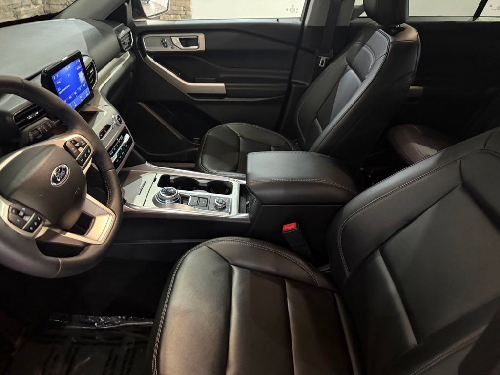 Used 2024 Ford Explorer XLT w/ Equipment Group 202A AWD/4WD image 24