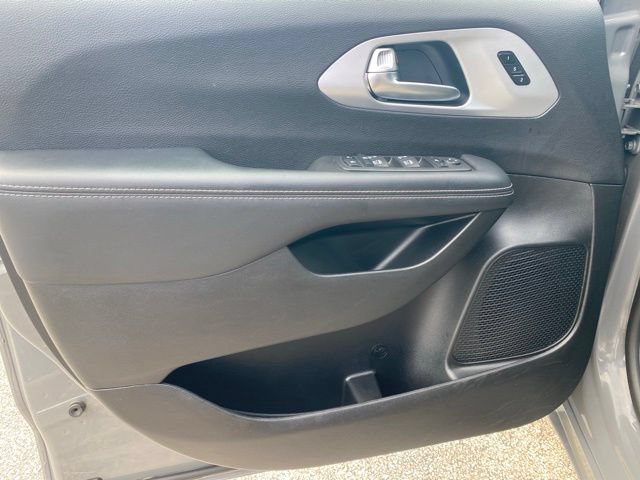 Used 2025 Chrysler Pacifica Limited FWD image 14