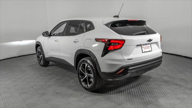 Used 2025 Chevrolet Trax RS w/ Sunroof Package FWD image 6