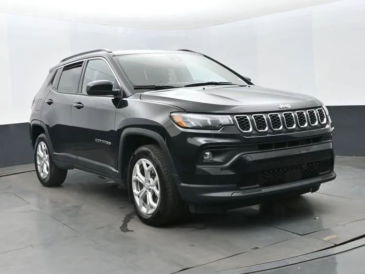 Used 2024 Jeep Compass Latitude AWD/4WD image 2