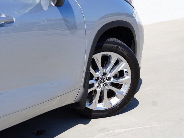 Certified 2021 Toyota Highlander Limited AWD/4WD image 9