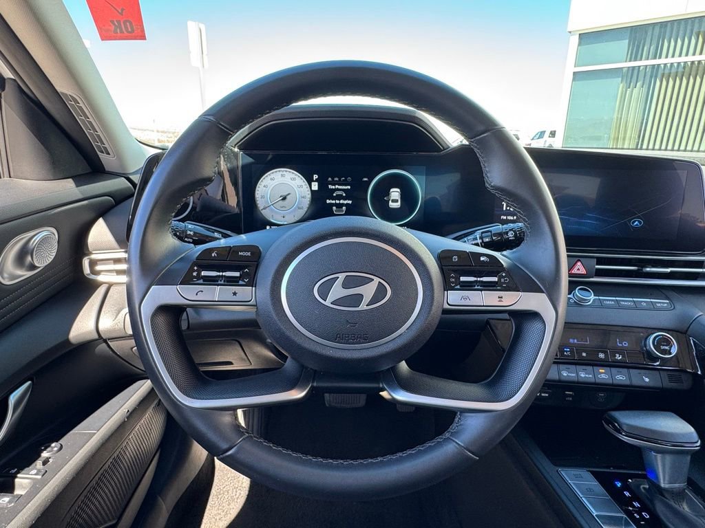 Used 2025 Hyundai Elantra Limited image 16
