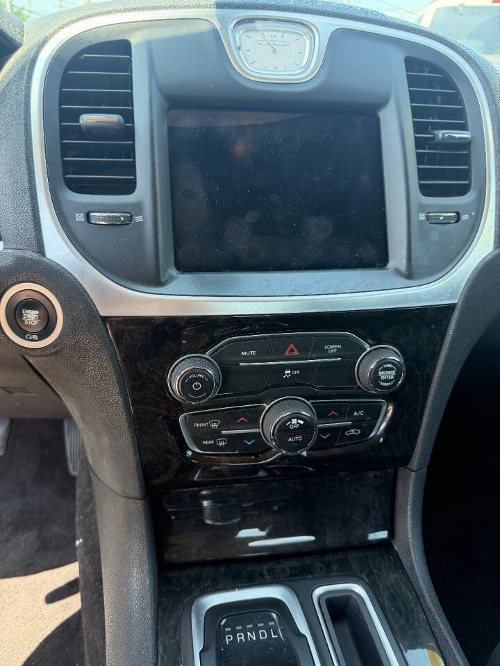 Used 2017 Chrysler 300 C RWD image 4
