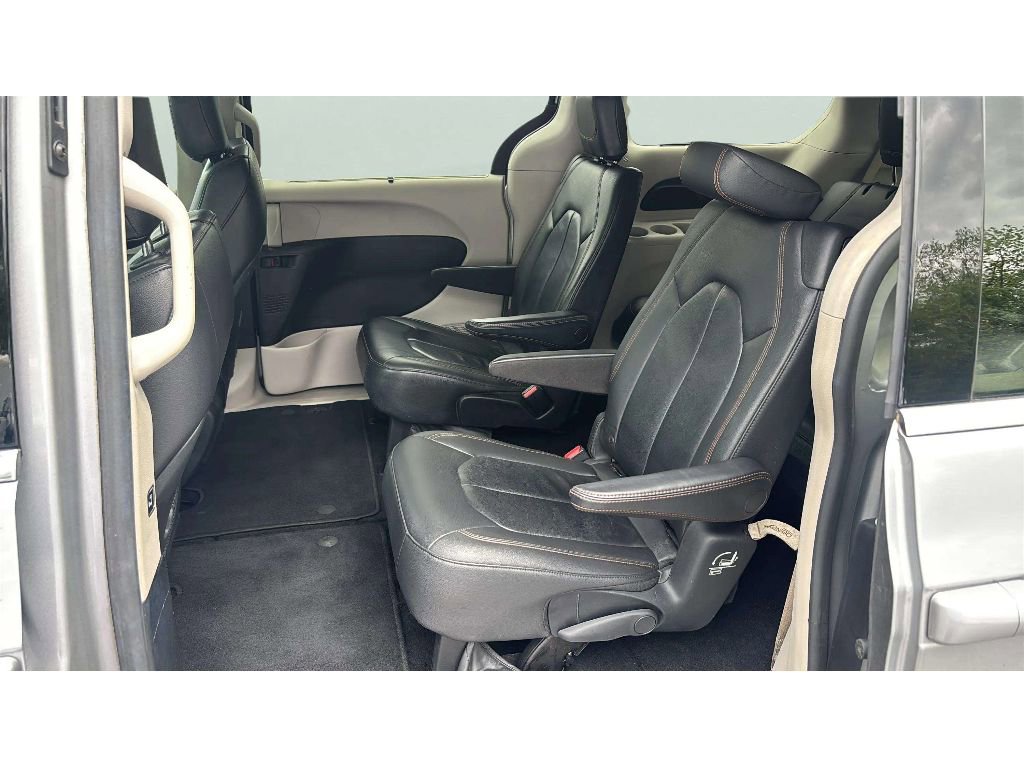 Used 2017 Chrysler Pacifica Touring-L FWD image 12