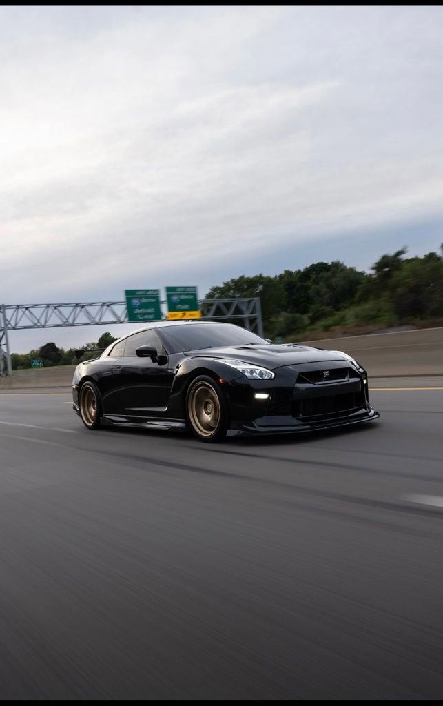 Used 2019 Nissan GT-R Premium w/ Premium Interior Package image 6