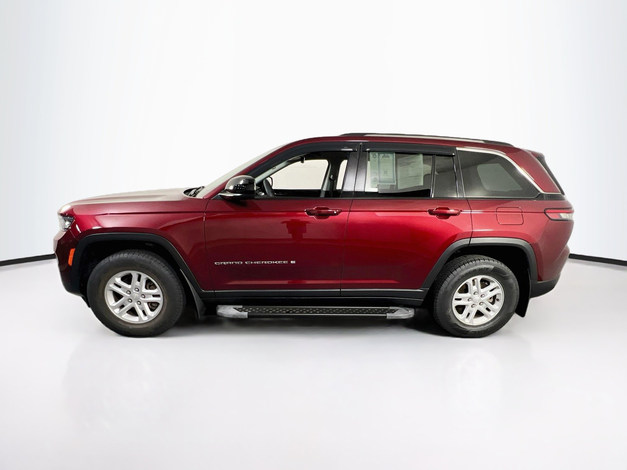 Used 2023 Jeep Grand Cherokee Laredo w/ Luxury Tech Group I AWD/4WD image 8