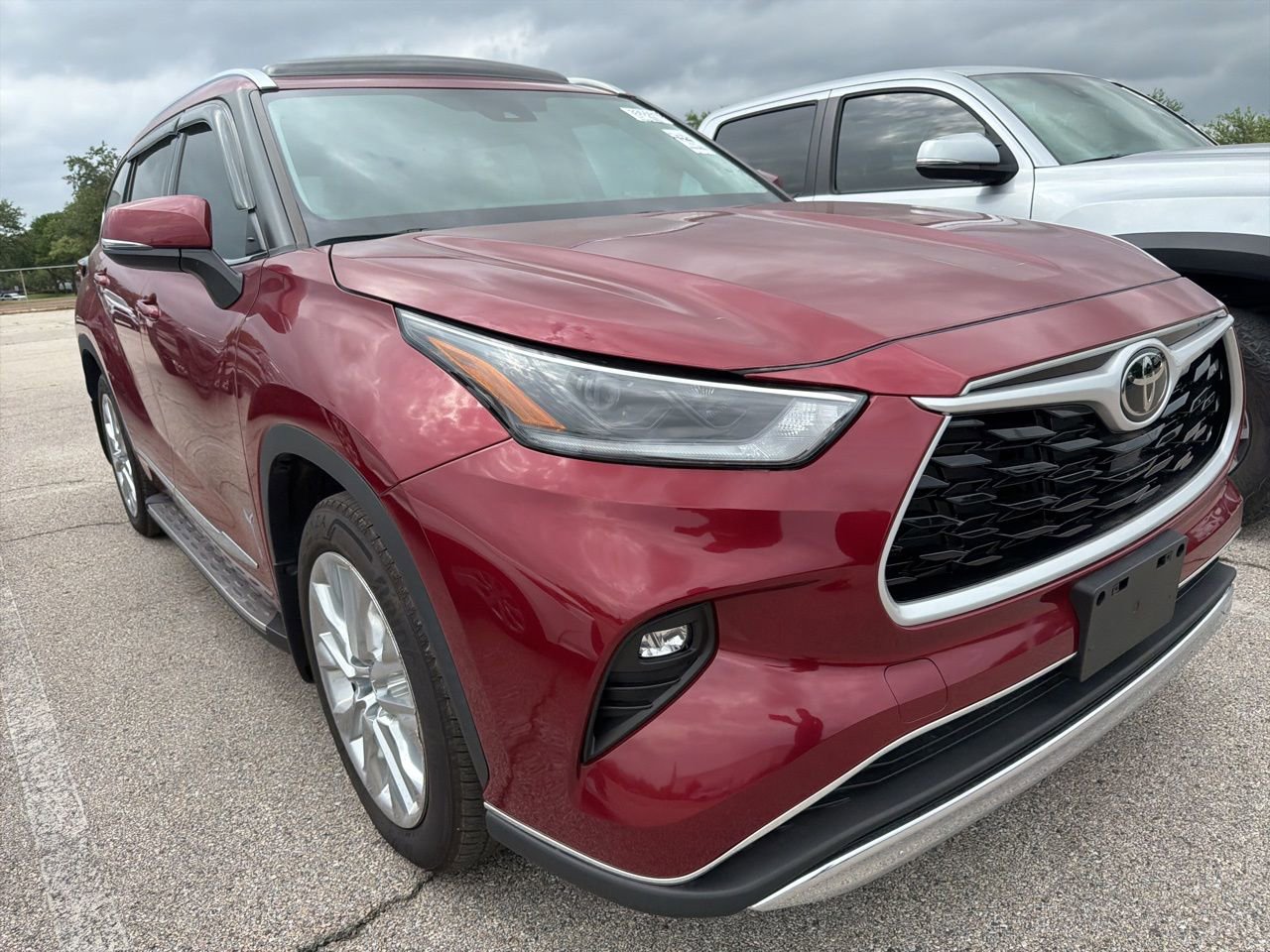 Used 2021 Toyota Highlander XLE image 3