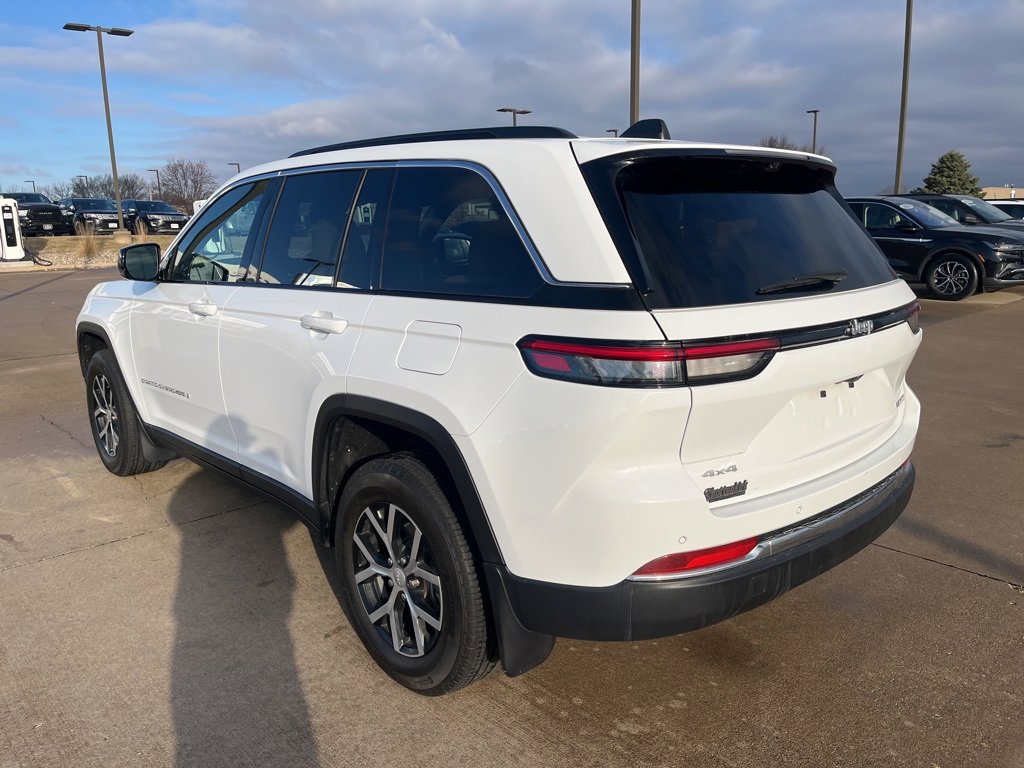 Used 2024 Jeep Grand Cherokee Limited w/ Luxury Tech Group II image 3