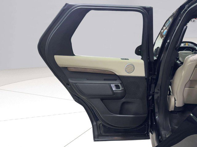 Used 2017 Land Rover Discovery HSE image 53