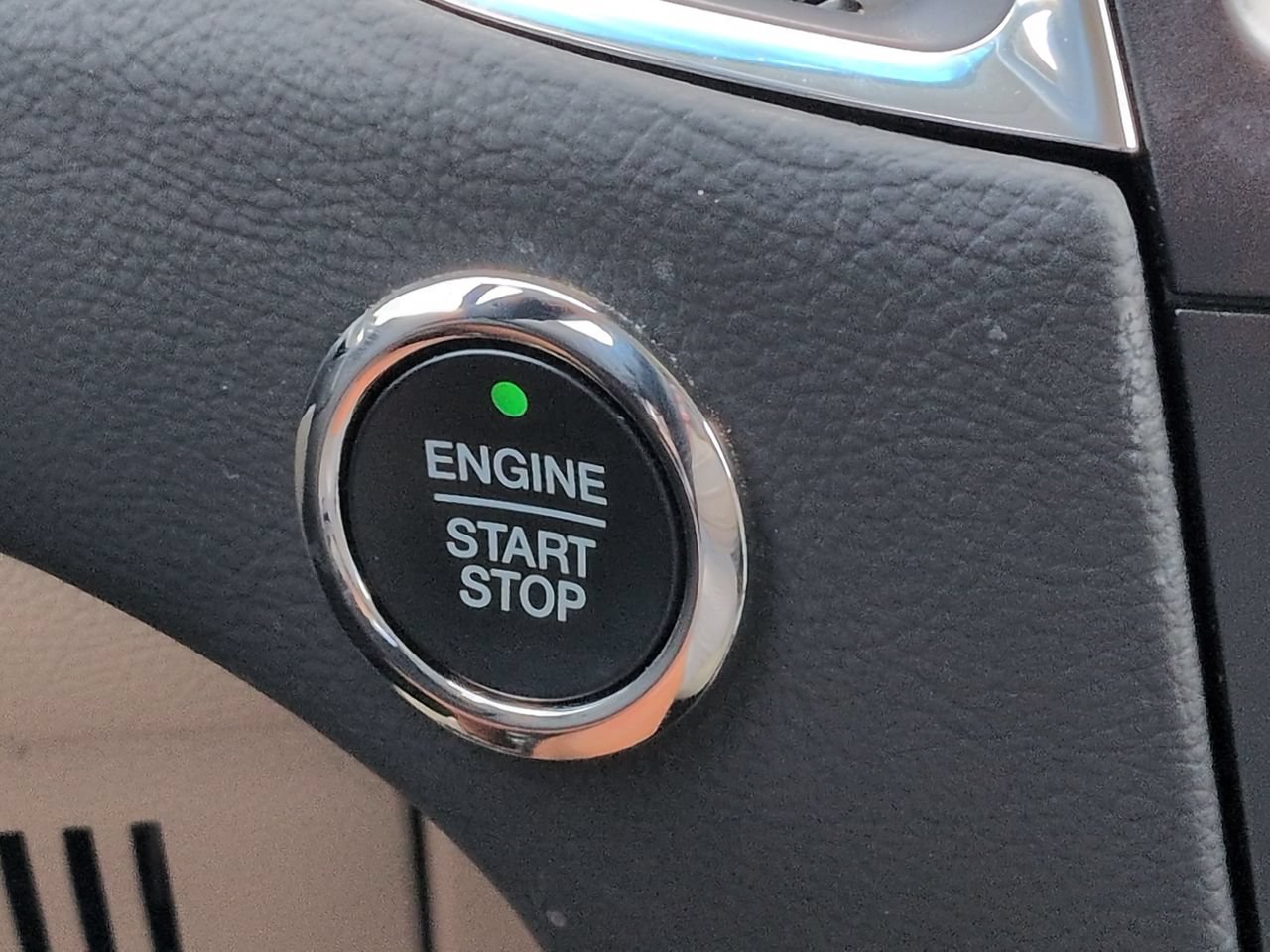 Used 2020 Ford Edge Titanium FWD image 27
