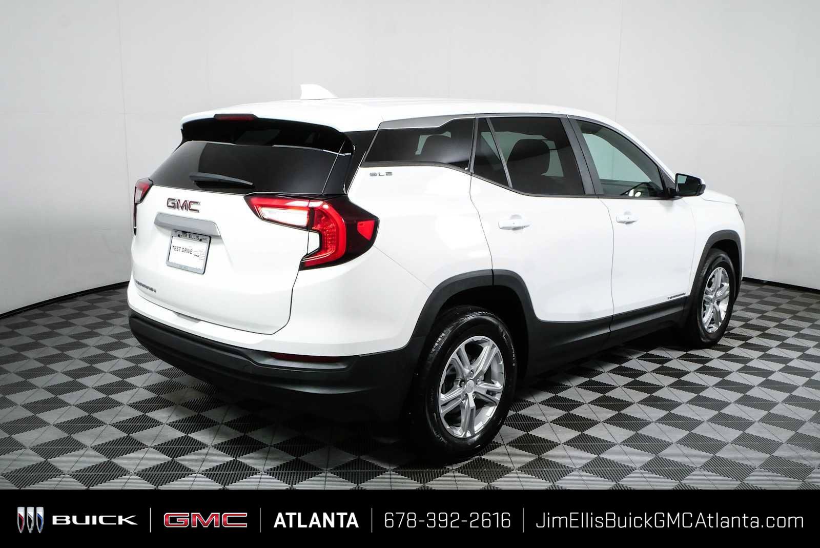 Used 2023 GMC Terrain SLE FWD image 3