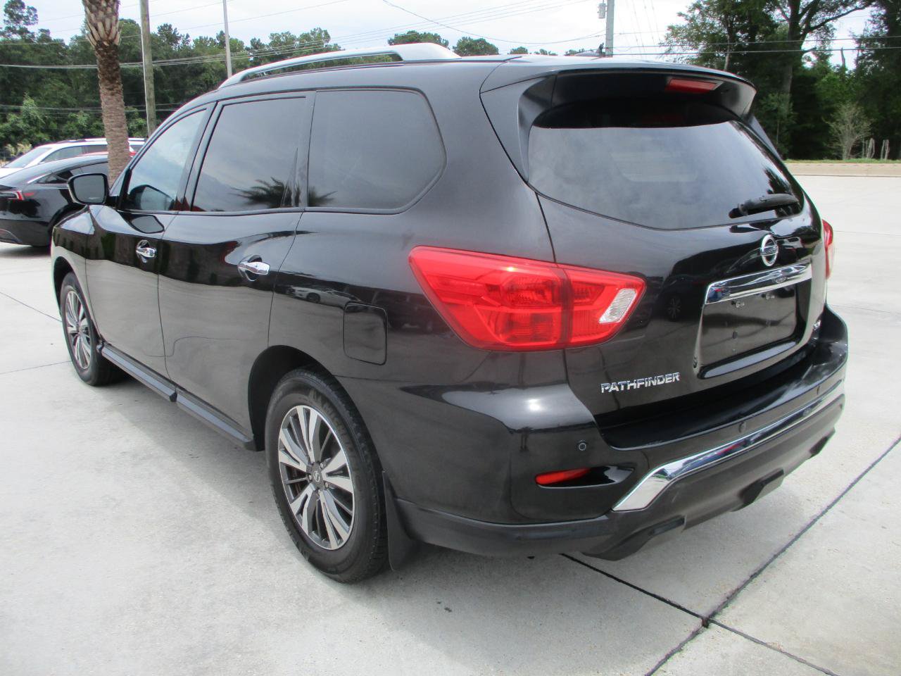 Used 2017 Nissan Pathfinder SV FWD image 19