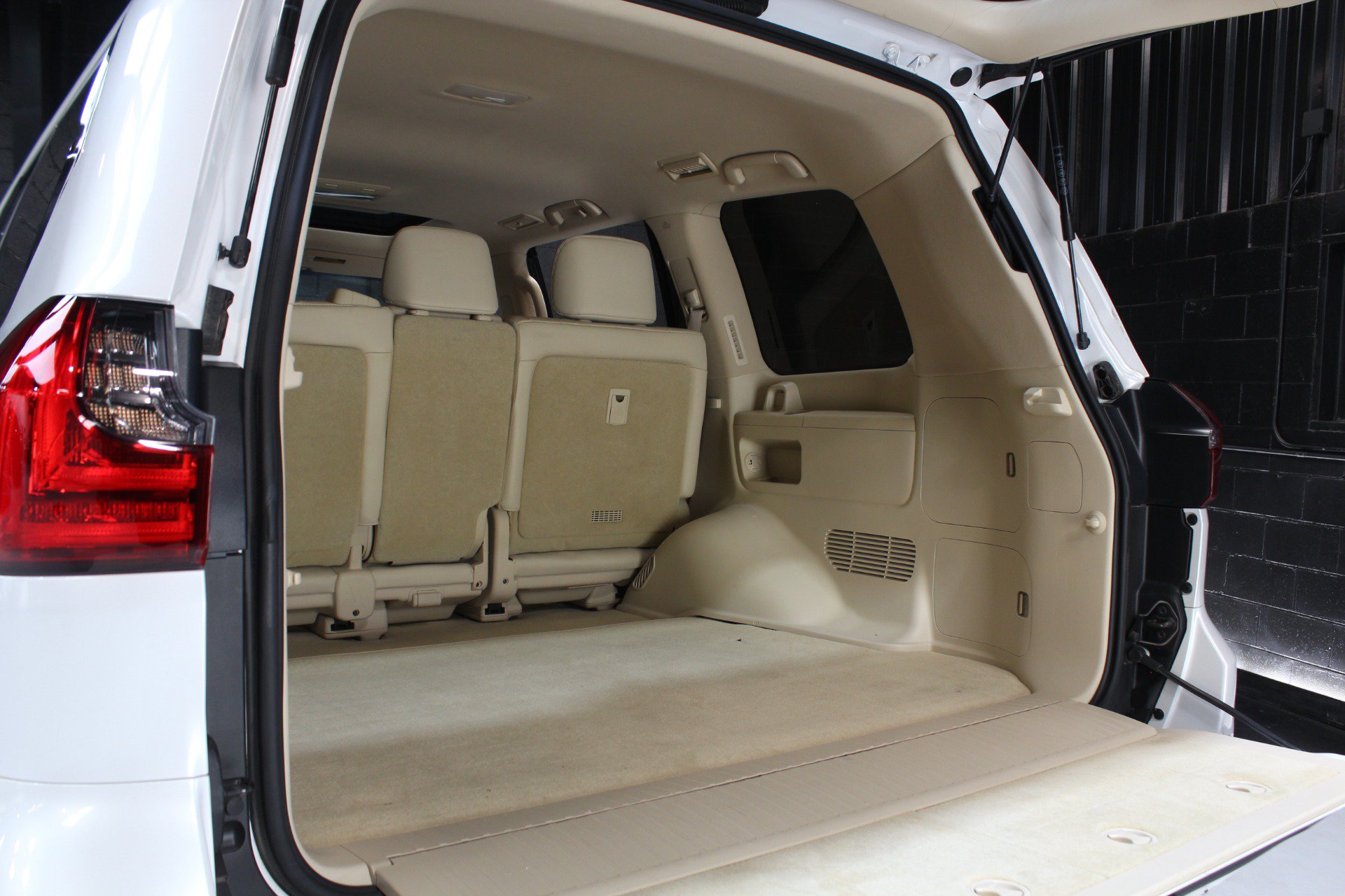 Used 2021 Lexus LX 570 4WD w/ Luxury Package image 73